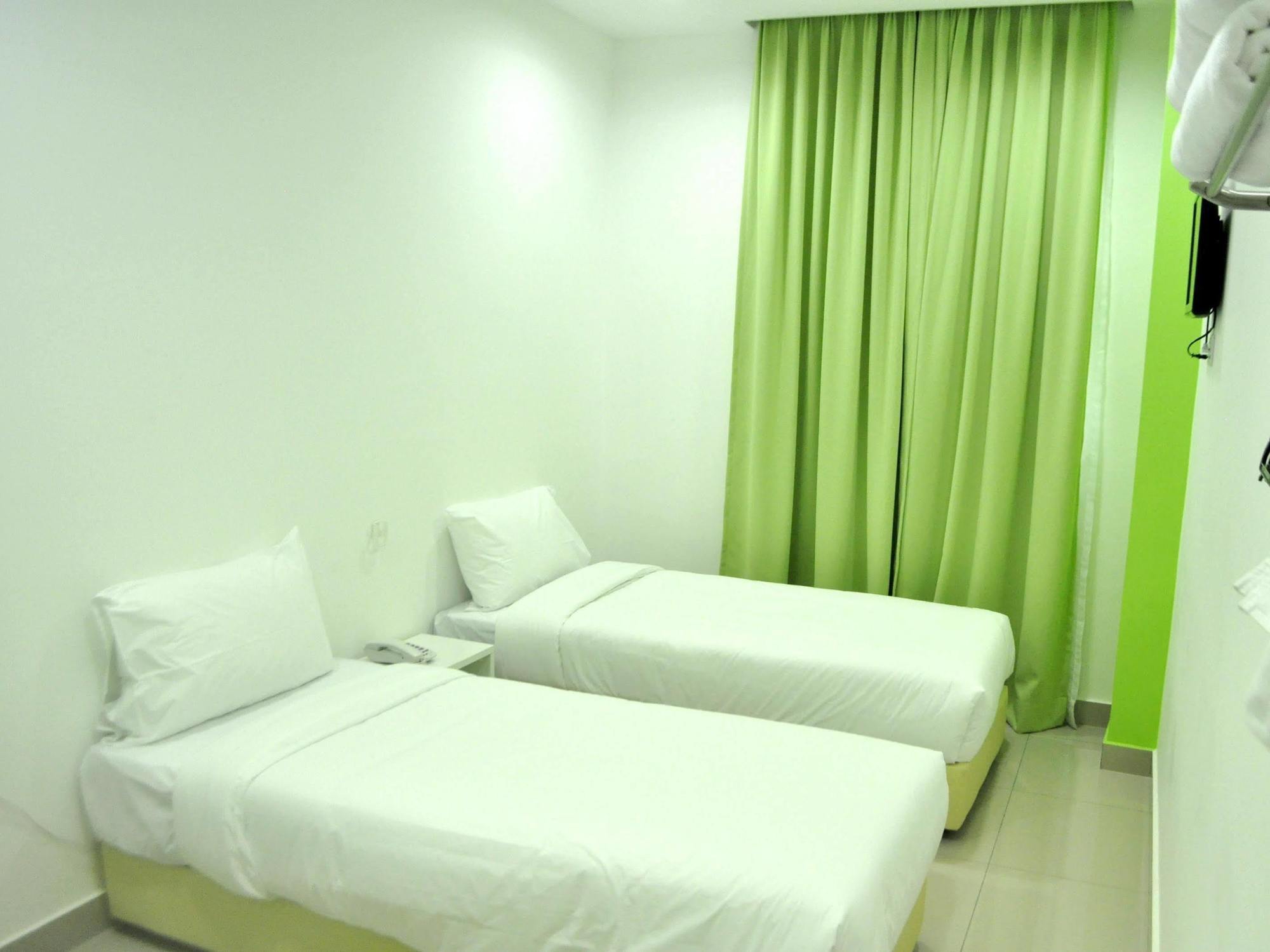 Yy48 Hotel 2 Mins Walk From Masjid Jamek Lrt Station Kuala Lumpur Exterior photo