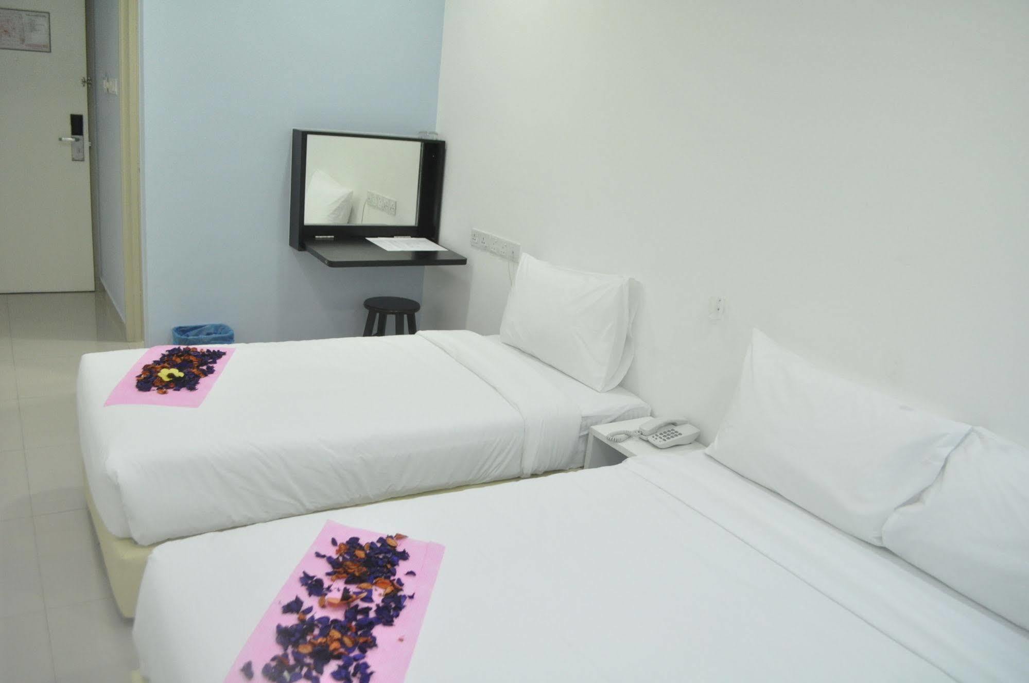 Yy48 Hotel 2 Mins Walk From Masjid Jamek Lrt Station Kuala Lumpur Exterior photo