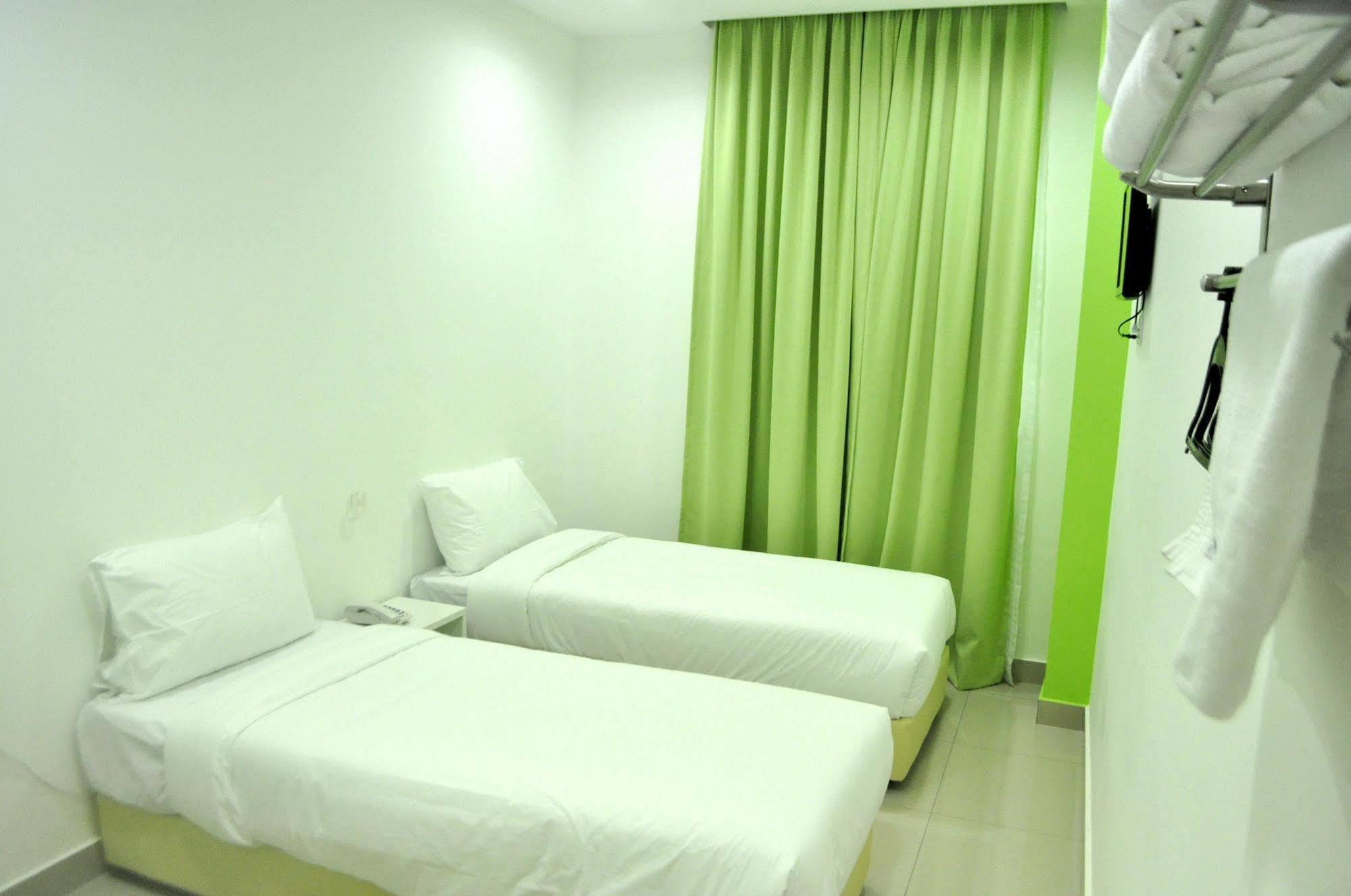Yy48 Hotel 2 Mins Walk From Masjid Jamek Lrt Station Kuala Lumpur Exterior photo