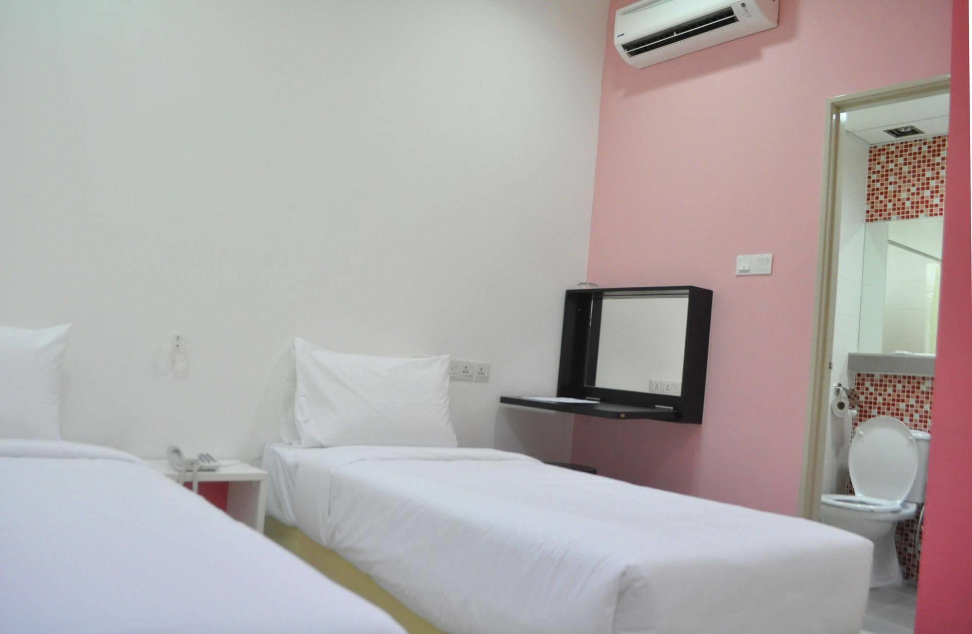 Yy48 Hotel 2 Mins Walk From Masjid Jamek Lrt Station Kuala Lumpur Exterior photo